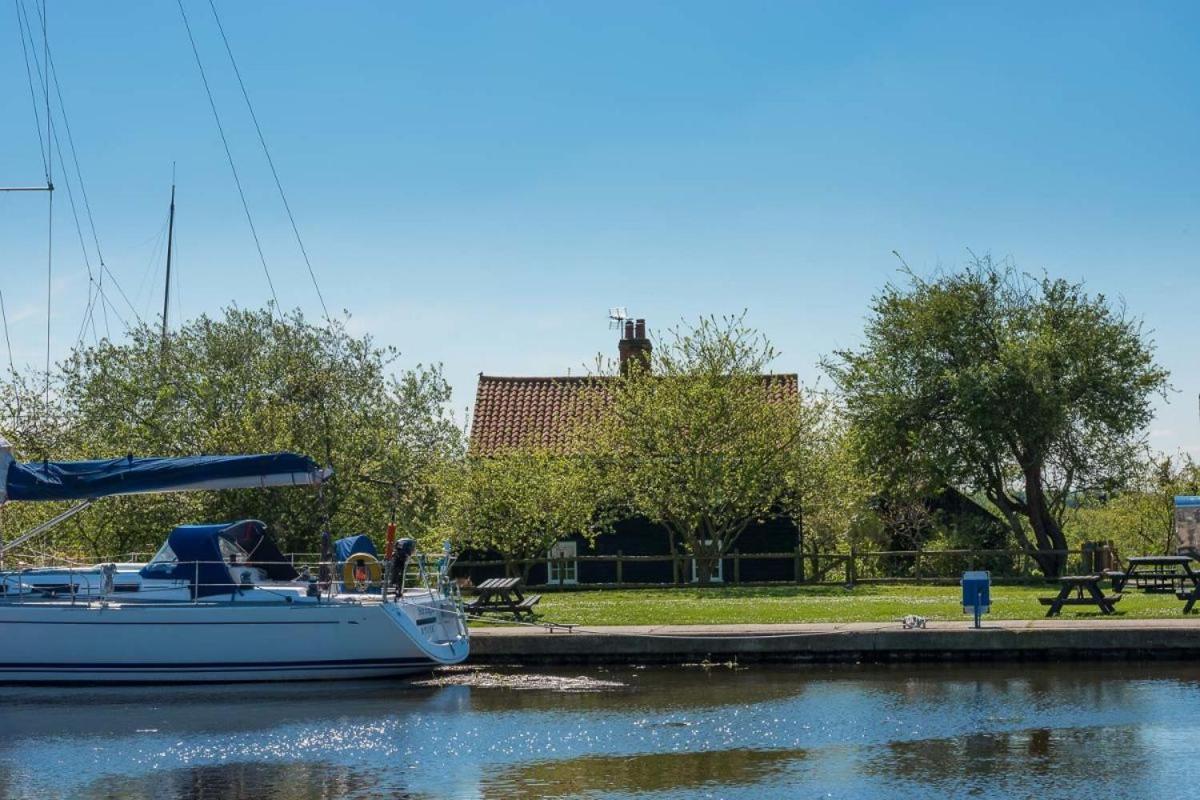Navigation Cottage On The Historic Sea Lock Overlooking The Nature Reserve Молдон Экстерьер фото