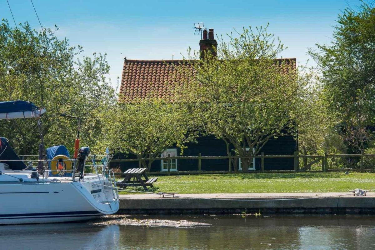 Navigation Cottage On The Historic Sea Lock Overlooking The Nature Reserve Молдон Экстерьер фото